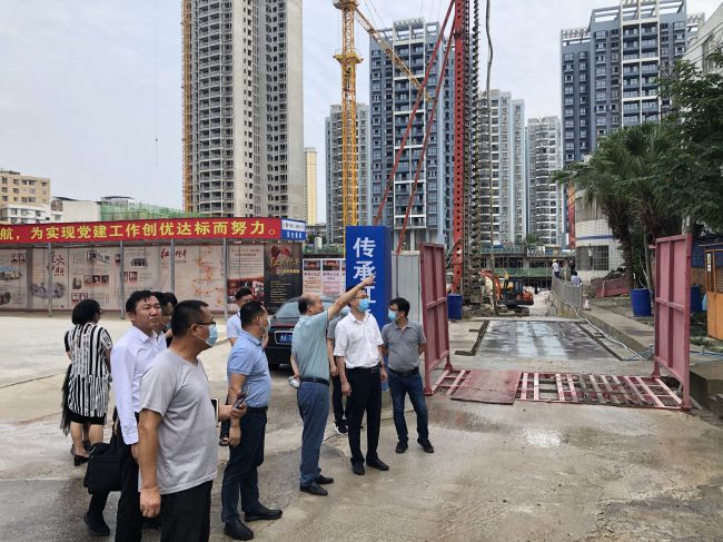查抄施工现场。龚媚媚 摄（建图）.jpg