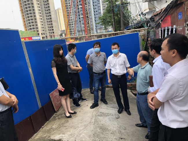 走访周边人民。龚媚媚 摄（建图）.jpg