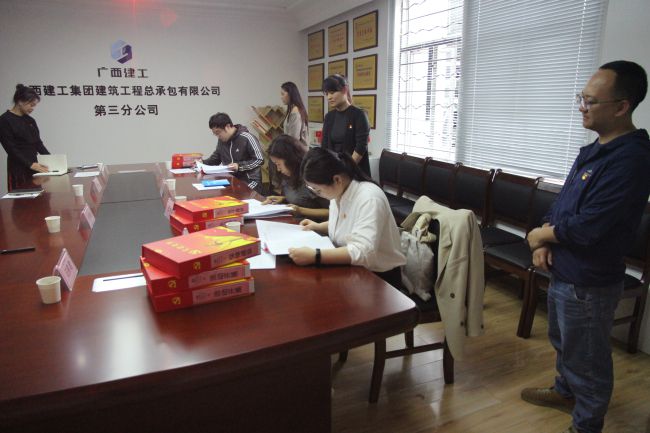 查抄资料现场。梁红玉 摄（建图）.jpg
